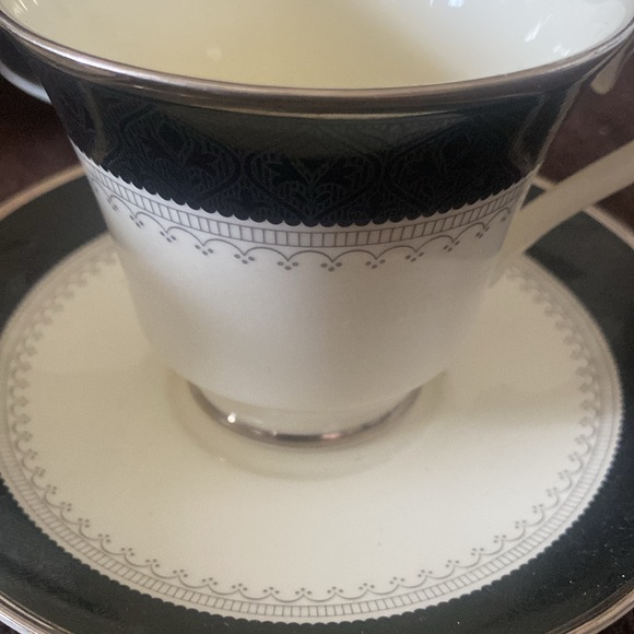 Royal Doulton Sherbrooke four teacups and saucers - Picture 2 of 2